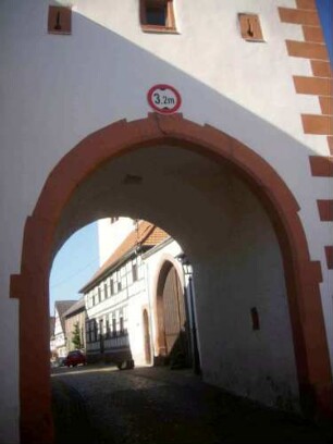 Stadtbefestigung-Oberes Staddtor - Durchfahrt von Osten (Feldseite) - mit Schlüsselloch-Schießscharten im Mittelgeschoß (Torflügel im 19 Jh entfernt)-02102011.