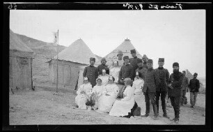 Deutsche Offiziere und Krankenschwestern in der Sinai-Wüste (Ägypten)