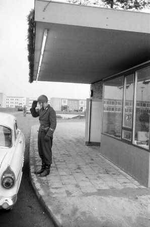 Übergabe der neuen Luftwaffenkaserne in Neureut (General-Fahnert-Kaserne).