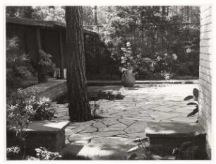 Garten Dr. Bolle, Berlin-Dahlem. Umbau: Pergola und Terrasse mit Plattenverlegung
