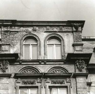 Cottbus, Karl-Liebknecht-Straße 108. Wohnhaus (um 1900), Risalitfenster (2. Obergeschoss)