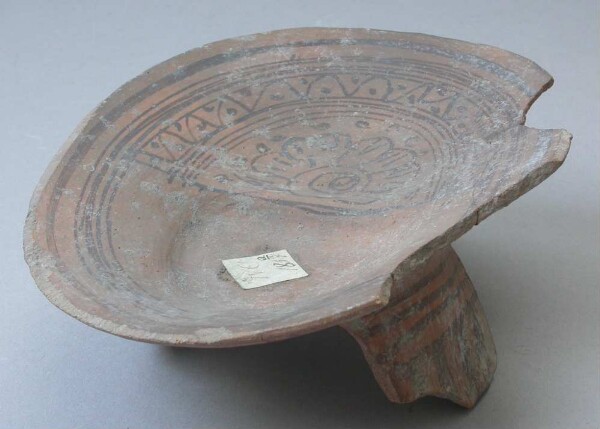 Three-footed eating bowl made of clay