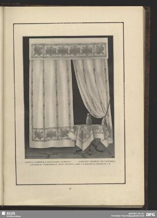 Gedruckte Vorhänge und Tischdecke
