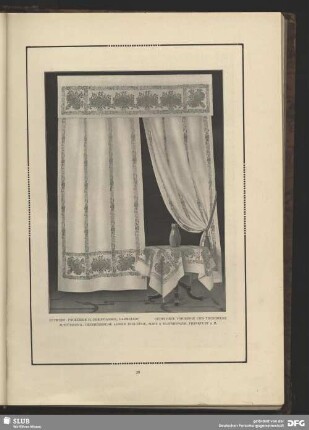 Gedruckte Vorhänge und Tischdecke