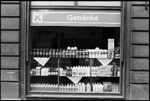 Schaufenster mit Haushaltschemie in einem ehemaligen Getränkeladen des "Konsum"