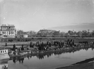 Stadt und Bahnhof : In der Nähe Aleppos zwischen Stadt und Bahnhöfen im Süd-Westen.