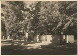 Landhaus Cohn, Doppel-Villa, Hubertusbader Straße, Berlin-Grunewald: Aussenaufnahme Grundstücksecke Kronberger Straße, Hubertusbader Straße: Zaun- und Mauerbefestigung