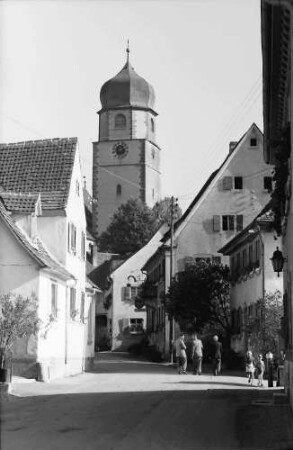 Kirchhofen: Gasse mit Kirchturm
