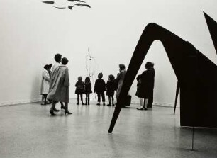 Besucher in der Ausstellung des Bildhauers Alexander Calder im Guggenheim Museum