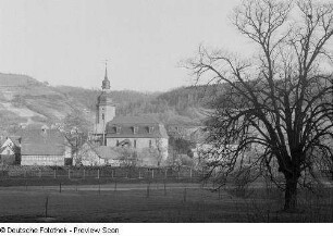 Eine Kirche in Thüringen umgeben von Fachwerkhäusern