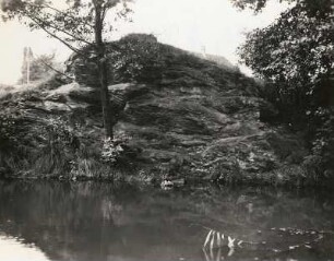 Lonnewitz bei Oschatz. Aufgelassener Porphybruch östlich vom Dorf, südlich der Straße (vom Porphyr mitgeschleppte, metamorphisierte Sedimentscholle)