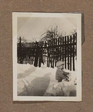 Christiane Zimmers Sohn Clemenssitzt im Schnee