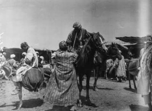Ein stehender und ein reitender Mann wohl in Kaufverhandlungen : Samarkand. Ein stehender und ein reitender Mann wohl in Kaufverhandlungen