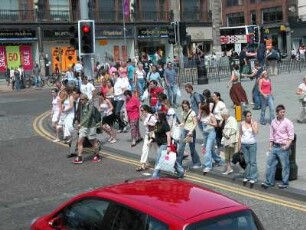 Fußgänger : Zentrum von Edinburgh, Fußgänger an der Hauptgeschäftsstraße Princess Street. Aufgenommen im Juni 2005. Foto Uwe Gerig