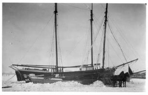 Güterumschlag an einer vereisten Landungsstelle zwischen Segelschiff und zweispännigem Lastschlitten