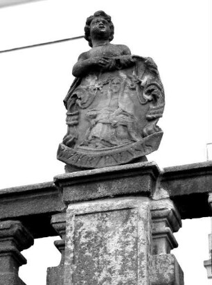 Engel mit Kartusche. Kartusche mit Relief einer Pietà