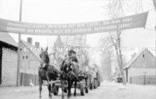 Teilnehmer des Festumzugs zum 1. Mai in einer Landgemeinde bei Neustrelitz