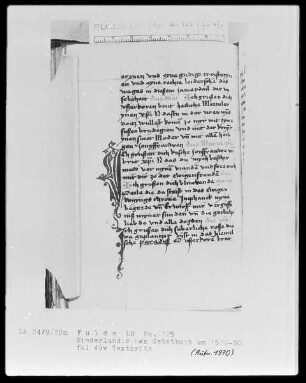Niederdeutsches Gebetbuch mit teils eingeklebten, teils eingeprägten Kupferstichen — Initiale I, Folio 49 verso