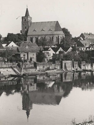 Fürstenberg/ Oder (Mark Brandenburg, Niederlausitz). In der Bildmitte die, im 14. Jahrhundert im Stil der Spätgotik erbaute evangelische Pfarrkirche St. Nikolai. Diese spiegelt sich im Wasser der Oder wider