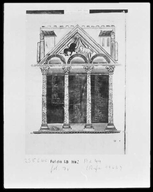 Evangeliar — Kanontafel mit Architektur sowie Löwe und Ochse, Folio 7verso