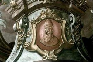 Giebel oder Postament mit dem Porträt des Nikolaus, Engel mit bischöflichen Insignien und Attributen