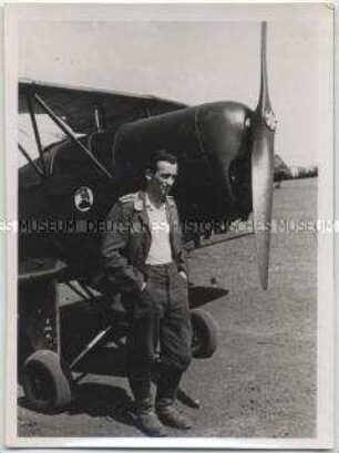 Deutscher Soldat vor dem Doppeldecker-Jagdflugzeug der deutschen Luftwaffe der Heinkel