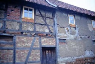 Gebäuderückseite, neue Fenster