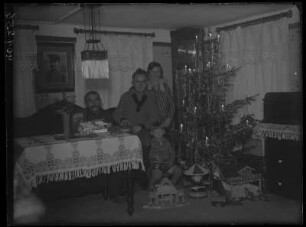 Malschendorf Nr. 25. Familie des Fotografen zu Weihnachten