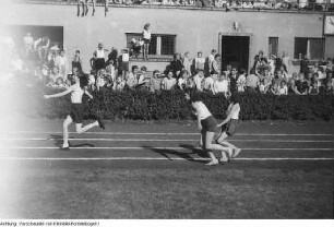 Leipzig. 3. Parlament der Freien Deutschen Jugend (FDJ). Sportübungen und -veranstaltungen im Jahn-Stadion, Pfingsten 1949