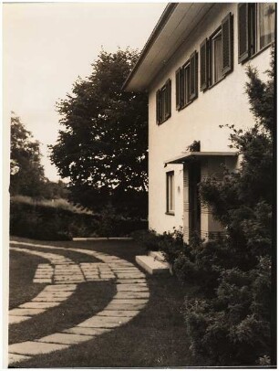 Garten von Dombois, Ermatingen am Bodensee: Vorgarten, gebogener Plattenweg