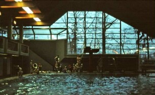 Schwimmhalle: Innenansicht mit Badegästen