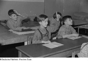 Ein sich meldender Schüler beim Deutschunterricht im Dr.-Georg-Sacke-Heim