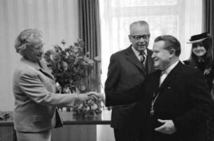 St. Blasien: Rathaus; Bürgermeister Gießler überreicht Blumen und Uhr