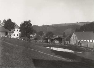 Ortsteilansicht mit Gehöften und Löschteich