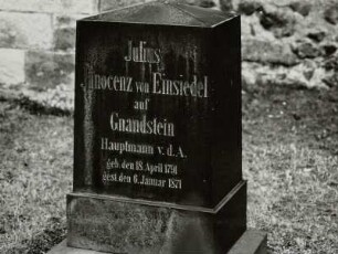 Grabstein für Julius Innocenz von Einsiedel (gestorben 1871)