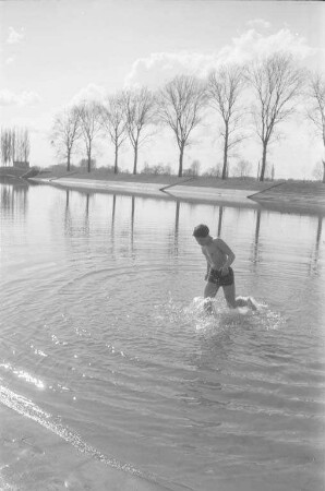 Erster Badegast im Rheinstrandbad Rappenwört.