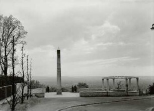 Obelisk zur Erinnerung an den 1854 tödlich verunglückten sächsischen König Friedrich August II. : Blombergblick. Dresden-Loschwitz, Collenbuschstraße. Rundpergola (1931), Obelisk (1861) und Aussichtsterrasse (1931)