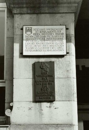 Gedenktafel anläßlich der Tagung des II. Parlaments der FDJ vom 23. bis 26. Mai 1947 und der Vereinigung der Kreisorganisation der KPD und SPD zur SED am 14. April 1946