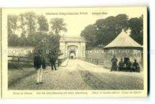 Die 'Porte de France' in Longwy-Haut mit französischen Soldaten vor dem Beschuss