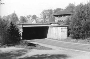 Dresden-Klotzsche. Eisenbahnbrücke über die Langebrücker Straße, hinter dem Bahndamm Stellwerk