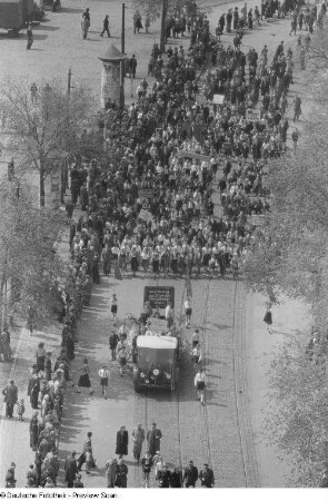 Luftansicht des Demonstrationszugs