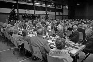 Sporthalle: Adventsfeier: Teilnehmer an Tischen: im Hintergrund Männergesangverein Arion von 1890 e. V. in Reinfeld (Holstein) auf Bühne