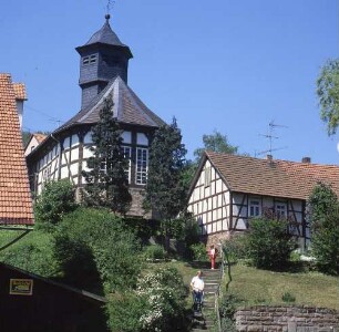 Knüllwald-Völkershain (Schwalm-Eder-Kreis). Ortsteilansicht. Blick auf die Kirche (1575 erbaut)