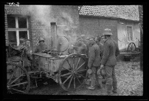 Metz-en-Couture (Dep. Pas-de-Calais, Frankreich): Soldaten am Rand einer morastigen Ortsstraße "an der Feldküche"