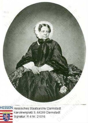 Schlitz gen. von Görtz, Sophie Gräfin v. geb. Cavalcanti de Albuquerque de Villeneuve (1858-1902) / Porträt, sitzend, Kniestück