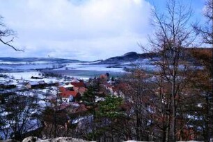 Blick vom Burgberg auf Ort und Landschaft