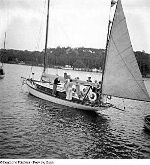 Segelschülerinnen auf einem Segelboot mit gesetztem Segel auf Fahrt