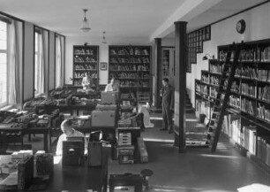 Der Lesesaal des Kunstgeschichtlichen Seminars der Marburger Philipps-Universität während der Vorbereitungen für die Fotokampagne im besetzten Frankreich 1940/41