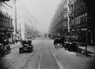 Szene aus dem Dokumentarfilm "Streckenfilm der Dresdner Straßenbahn": Fahrt auf der Marschallstraße in Richtung Sachsenplatz