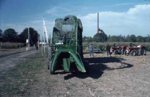 Fotografie: Erntetechnik, Silomais, Feldhäcksler, Maisgebiss, Feldhäcksler gezogen